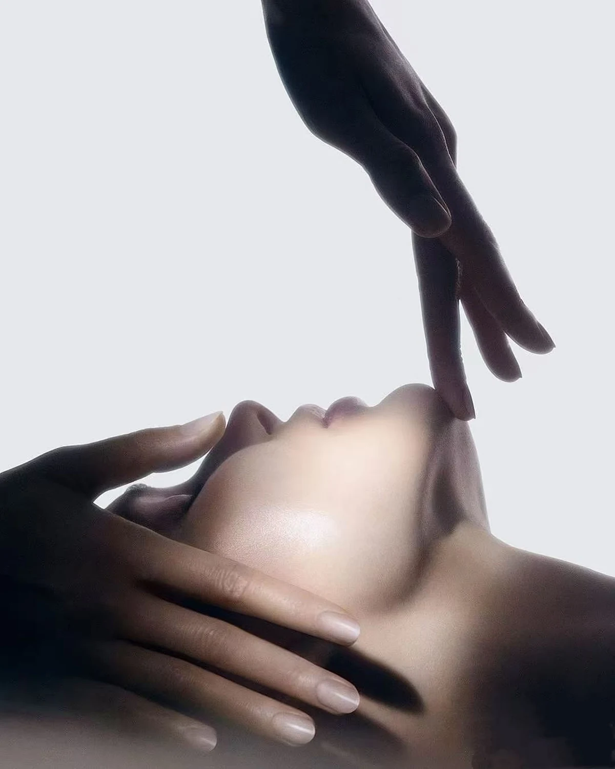 Janney Beauty — 专业手法面部护理特写